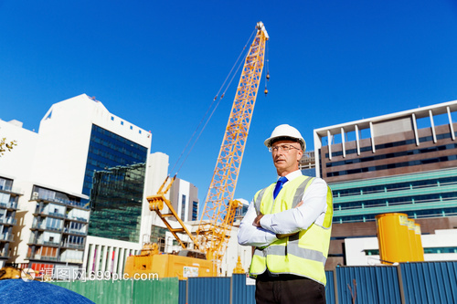 建筑工地的工程師建設(shè)者建筑工程師施工場景穿著安全背心